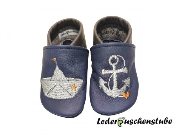 Lederpuschen dunkelblau-dunkelbraun; Namen Ferse (dunkelblau) mit Papierboot (grau-anthrazit Fahne braun) und Anker (grau-anthrazit-weiß Herz braun)